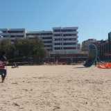 Sul mare si plana con una tavola fissata ai piedi, mentre una specie di �pannolone� detto trapezio collega il corpo al kite (detto anche �ala�), che viene manovrato attraverso  dei cavi sottili